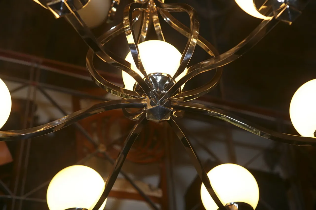 antike Hängelampe mit weißen Kugellichtern und elegantem Design, dekorativ