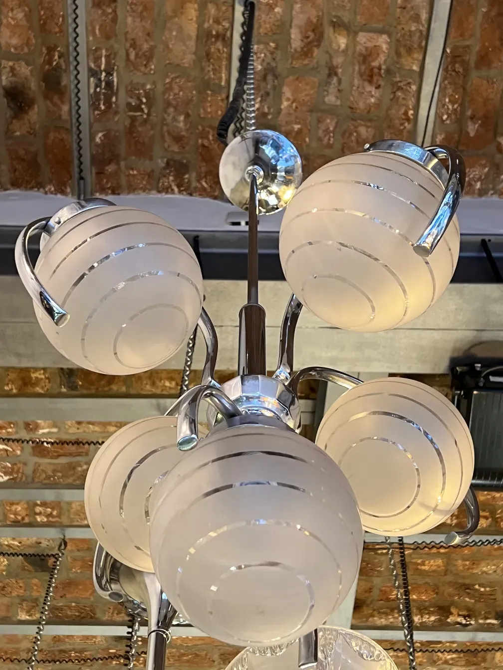 lampada a sospensione antica con sfere brillanti, ambiente accogliente