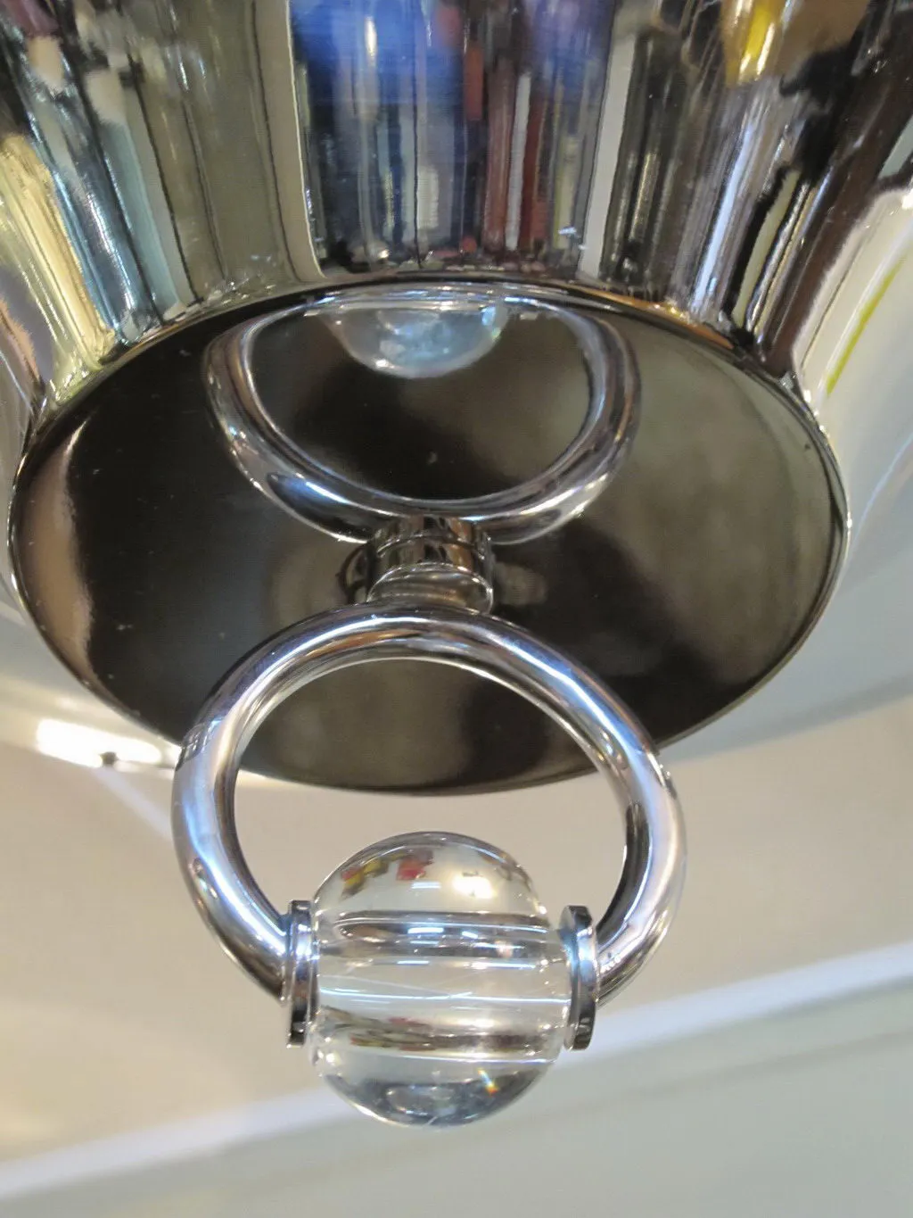 lampada de teto antiga com detalhes brilhantes e acessórios decorativos