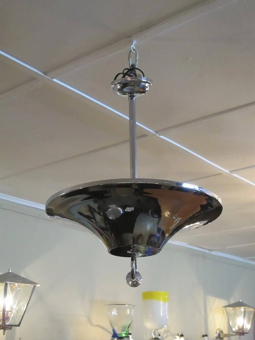 lampara de techo antigua elegante con forma estilizada y detalles brillantes, decorando un ambiente