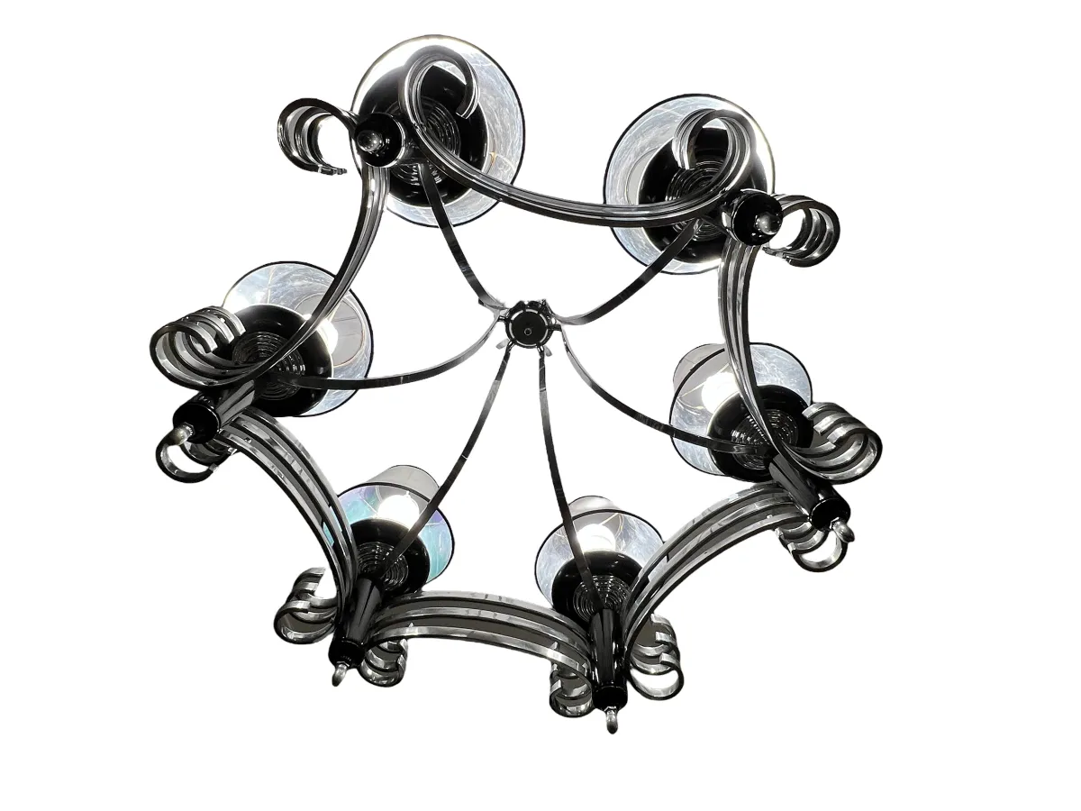 vista inferiore di un'antica lampada a sospensione con design elegante