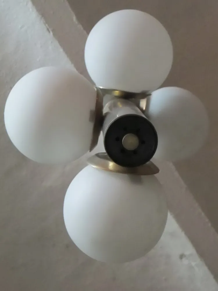 Lâmpada de teto antiga com bolas de vidro, estilo moderno, iluminando um ambiente aconchegante.