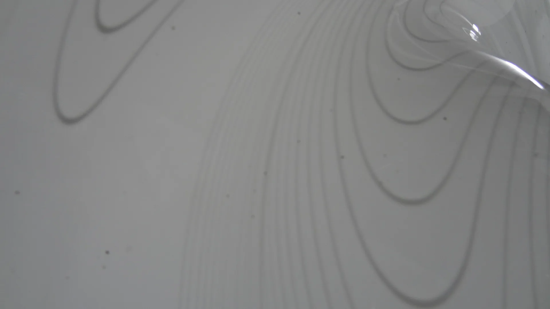 lâmpada de teto antiga com detalhes decorativos em curvas