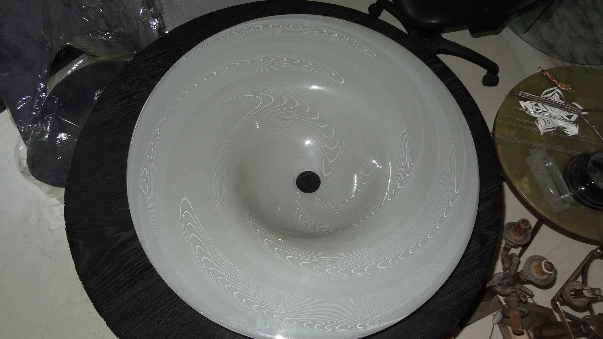 Antiga lampada de teto branca com design espiral