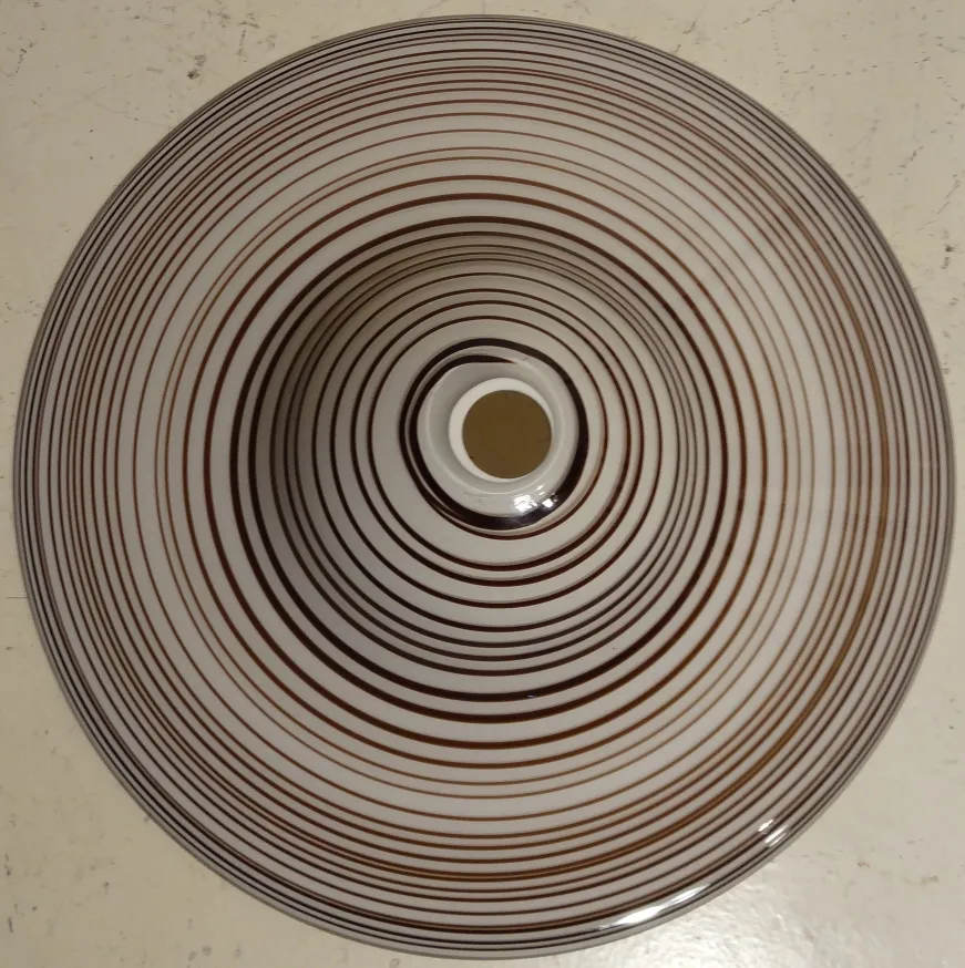 antike hängelampe mit ringdesign und hellem hintergrund