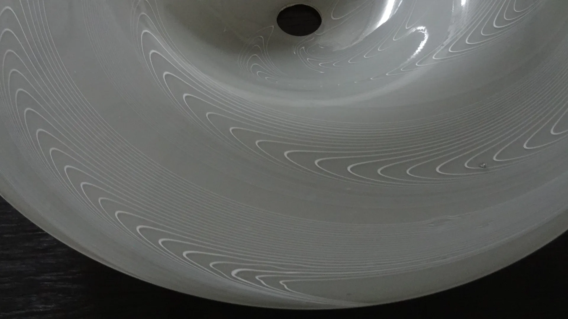 تفاصيل مصباح معلق قديم بتصميم أنيق ونقوش دقيقة