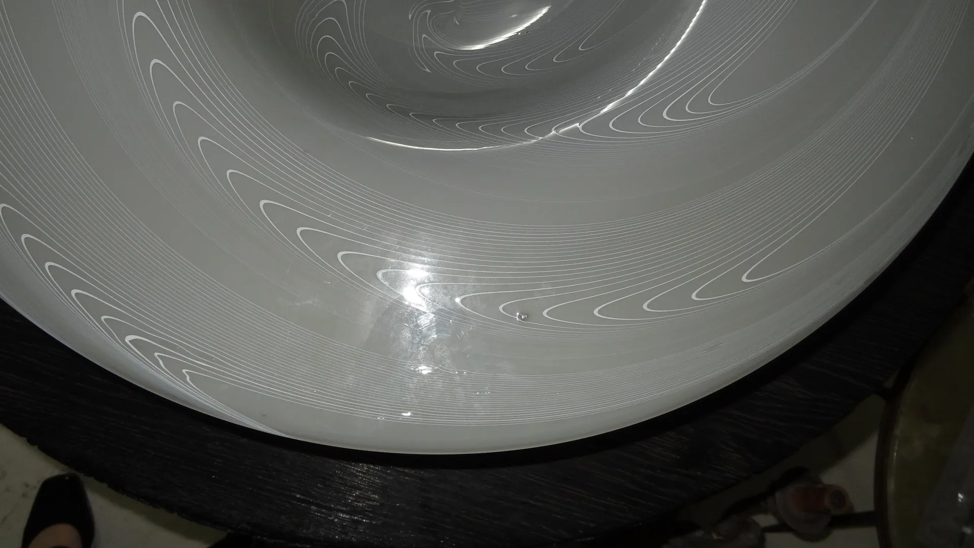 Lustre ancien avec design en spirale, ambiance chaleureuse.