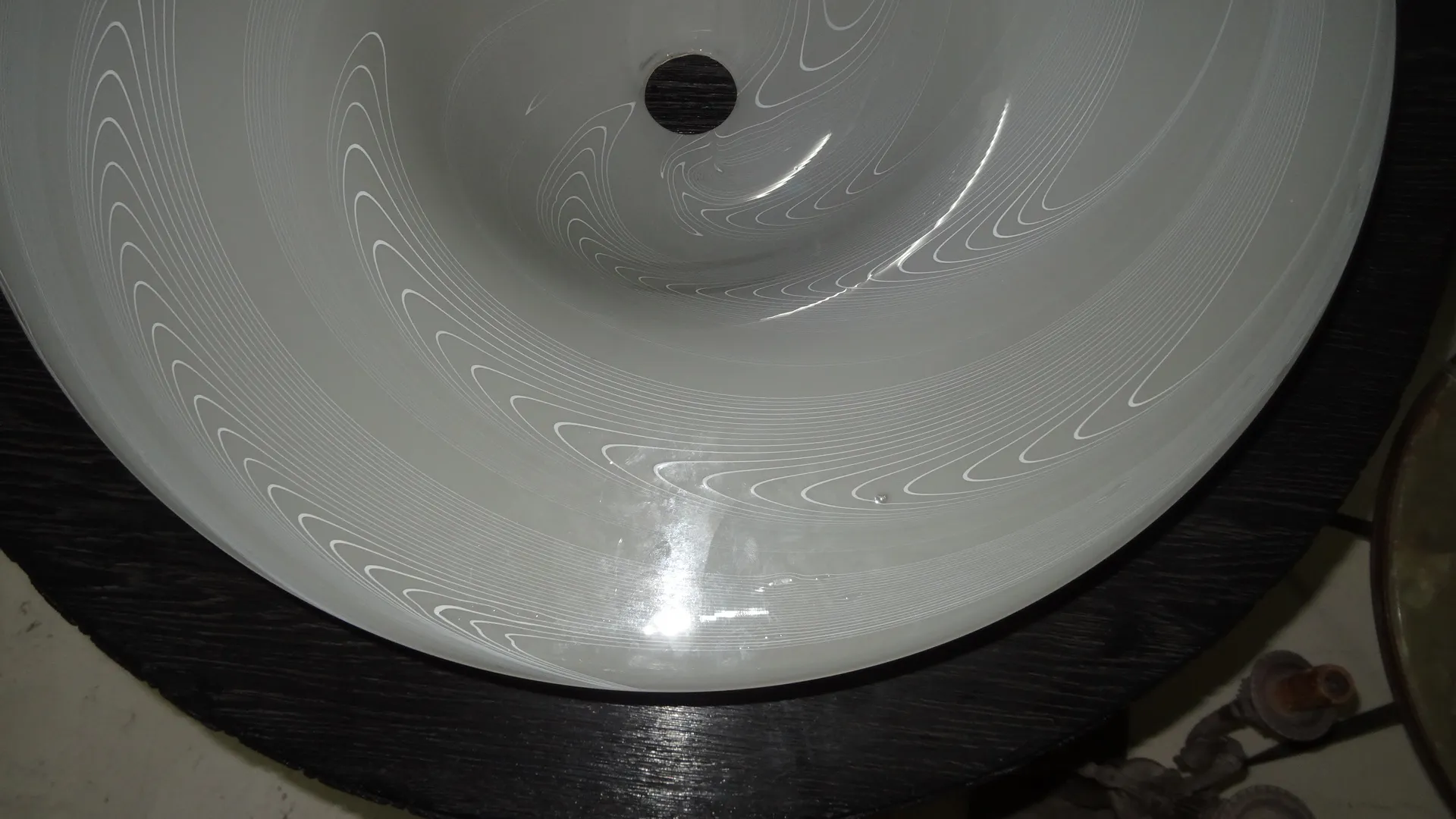 lustre ancien avec détails spirales, fond sombre