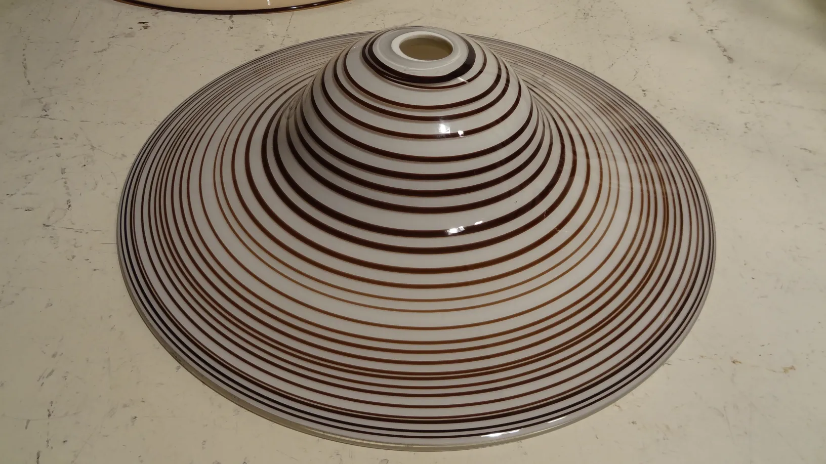 Lampada a sospensione antica con design a righe in colori chiari