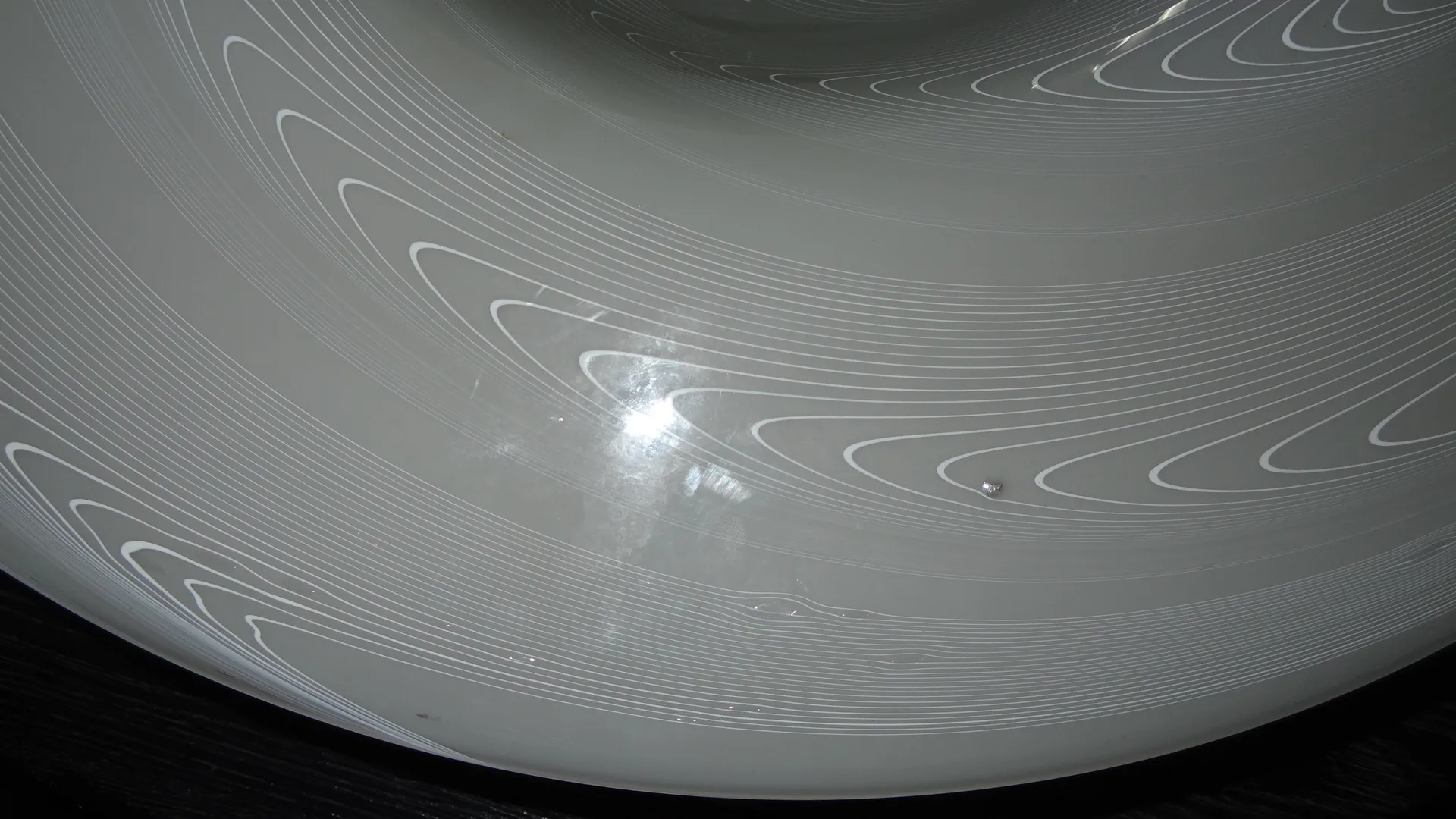 Lustre ancien avec un design contemporain élégant, dans un environnement chaleureux.