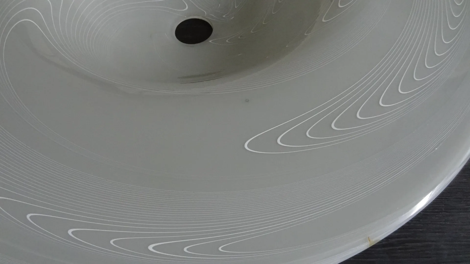 antik hängelampe mit einzigartigem und elegantem design, in einer gemütlichen umgebung.