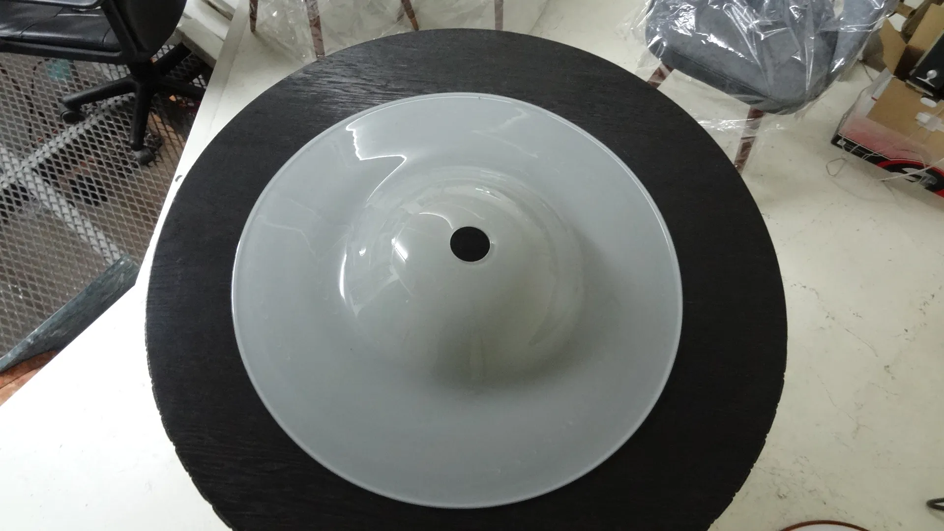 Un lustre ancien avec un design simple et élégant, dans un environnement chaleureux avec une table sombre.