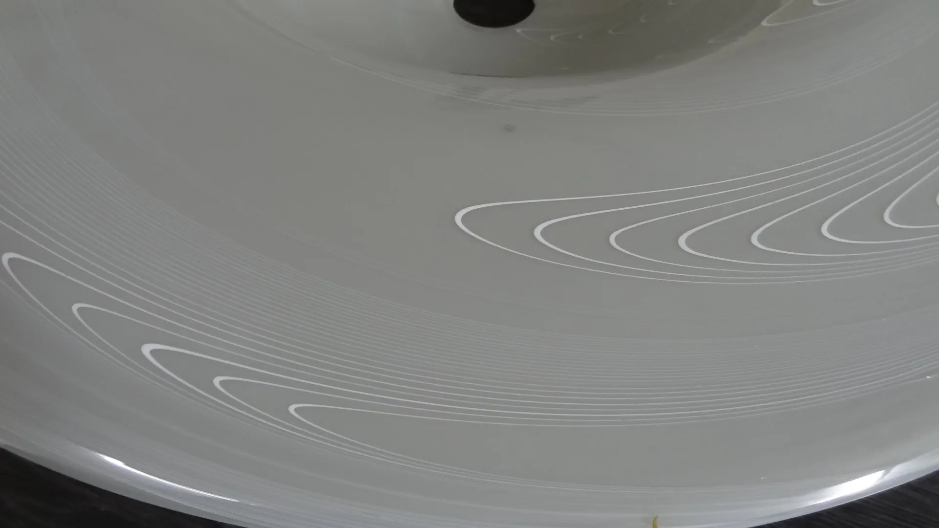 lampada a sospensione antica di forma rotonda con dettagli sottili, atmosfera elegante