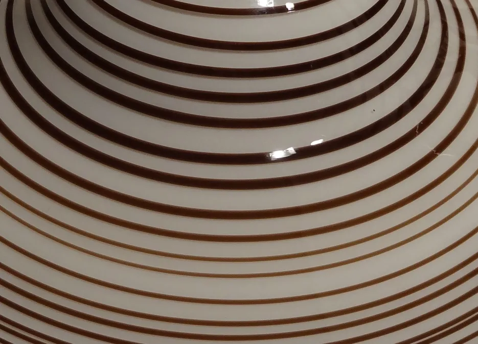 Lustre ancien avec design en spirale marron.