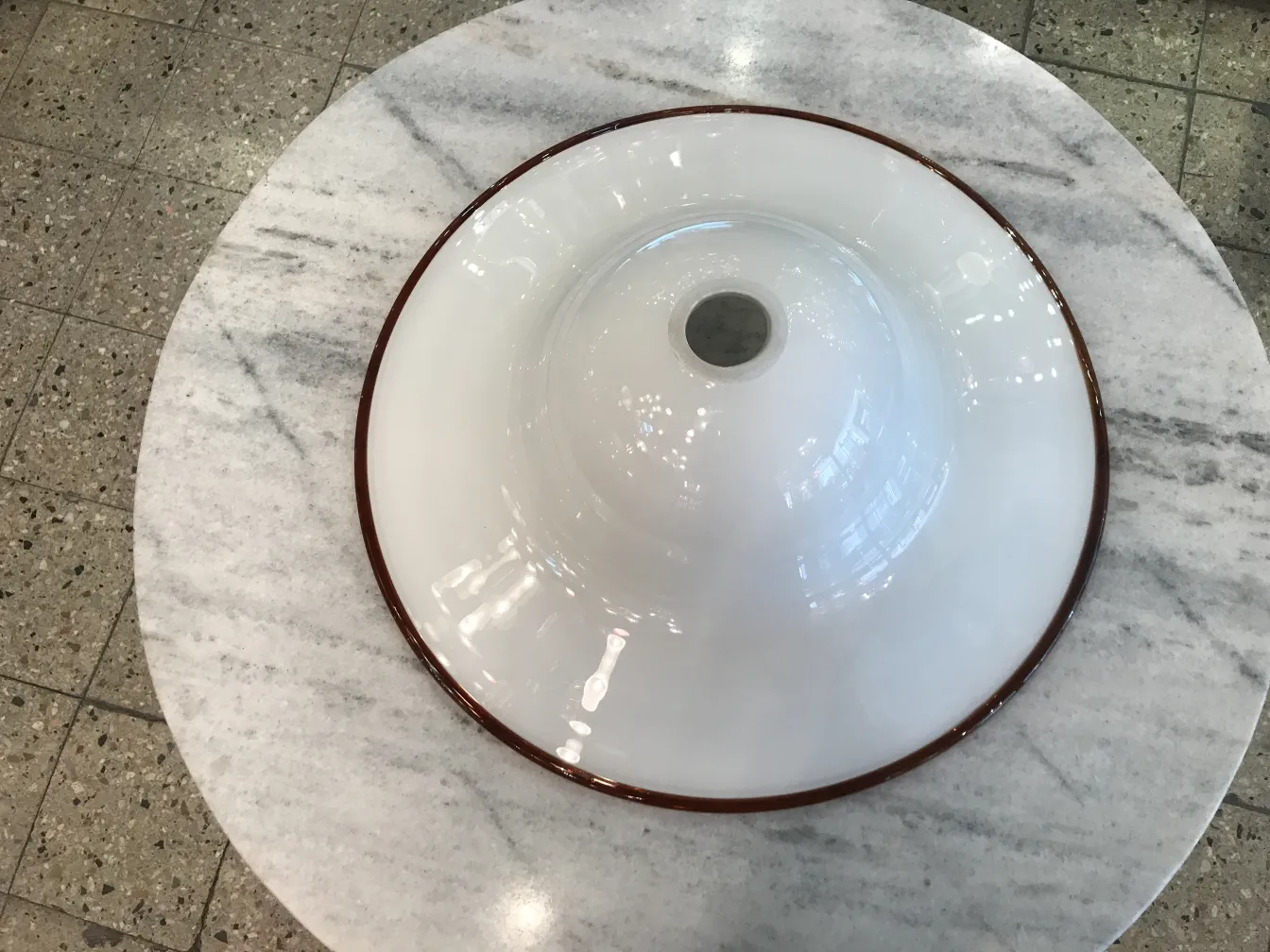 Antiga lâmpada de teto branca com design simples sobre a mesa.