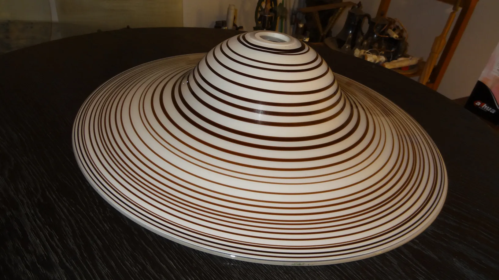 Lustre ancien avec design à rayures, illuminant doucement l'espace