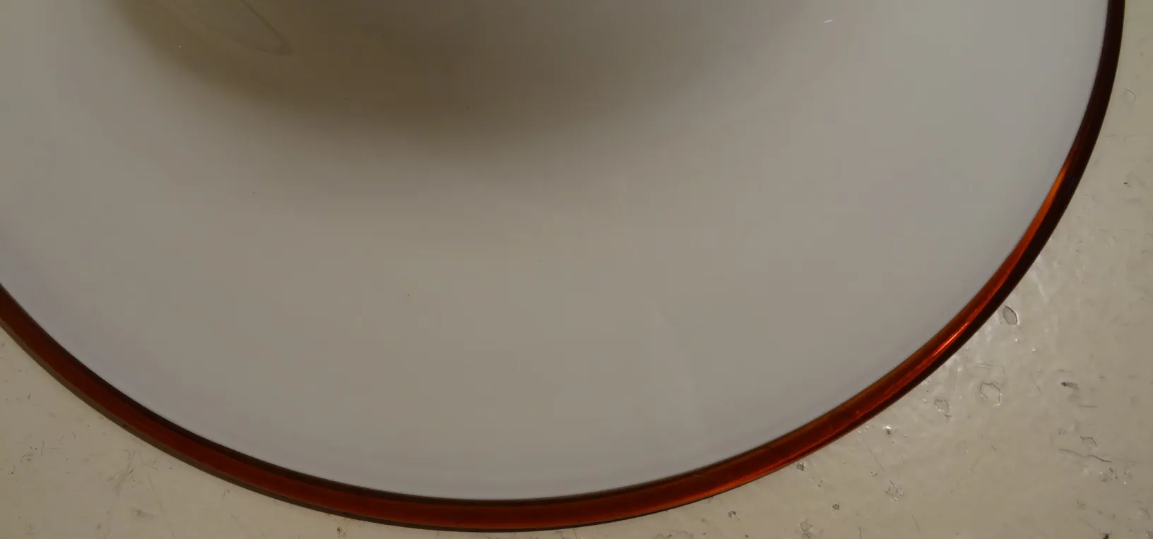 古典吊灯具有简单明了的圆形设计