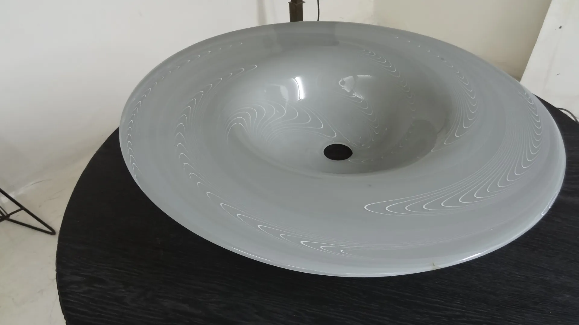 lampada a sospensione antica con design rotondo in un ambiente moderno