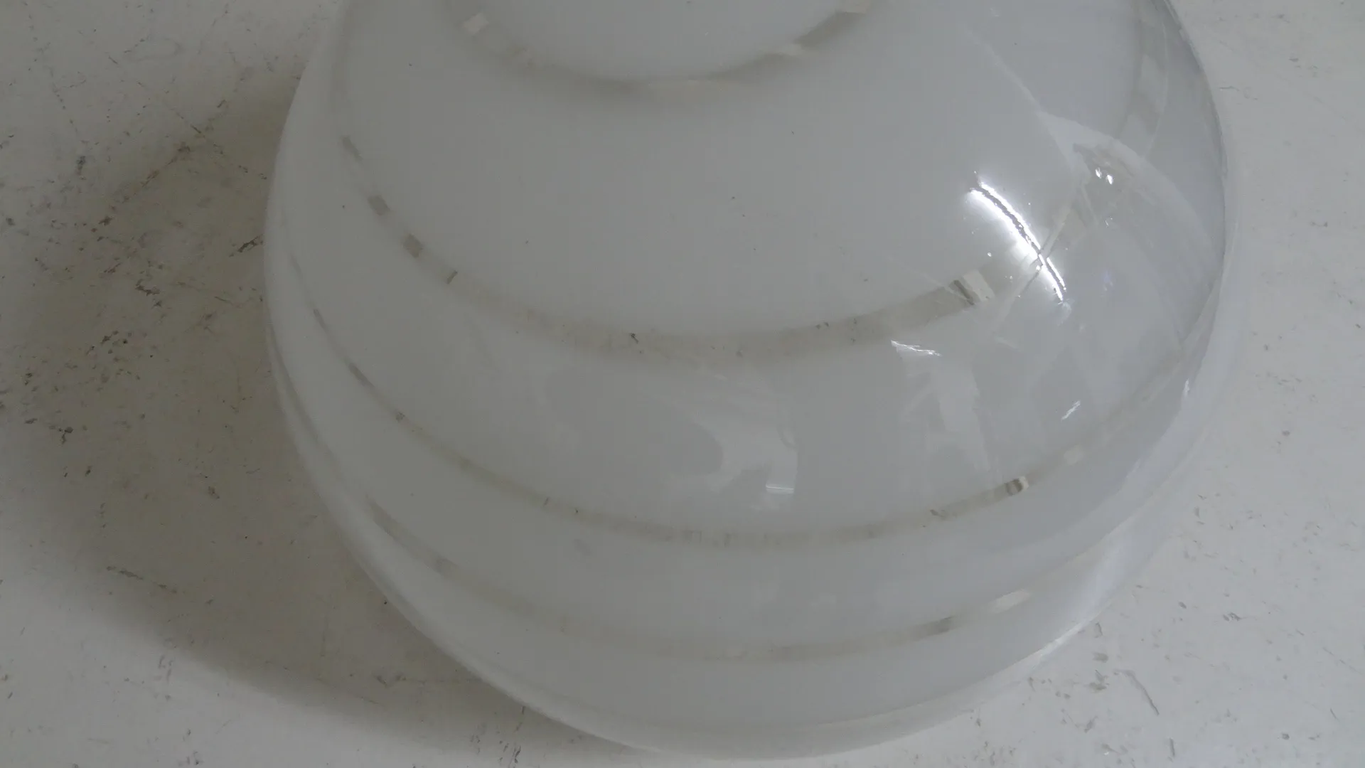 Lampada a sospensione antica bianca con design circolare, adatta per spazi classici.