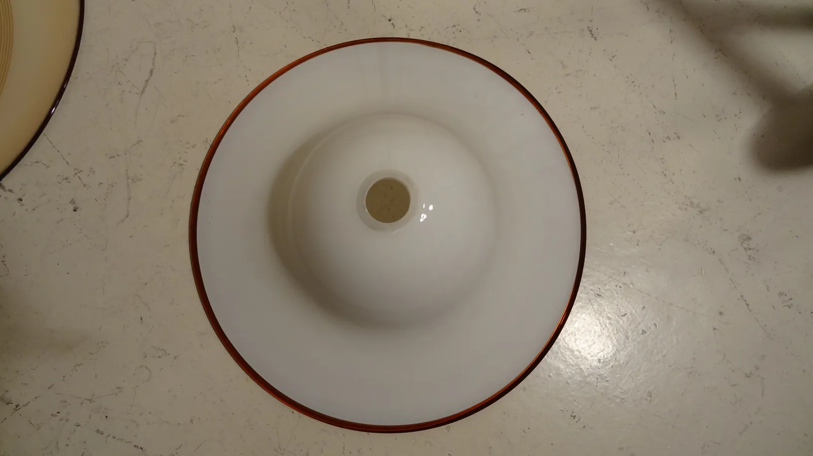 lampada a sospensione antica con un design luminoso, decorativo in ambiente classico