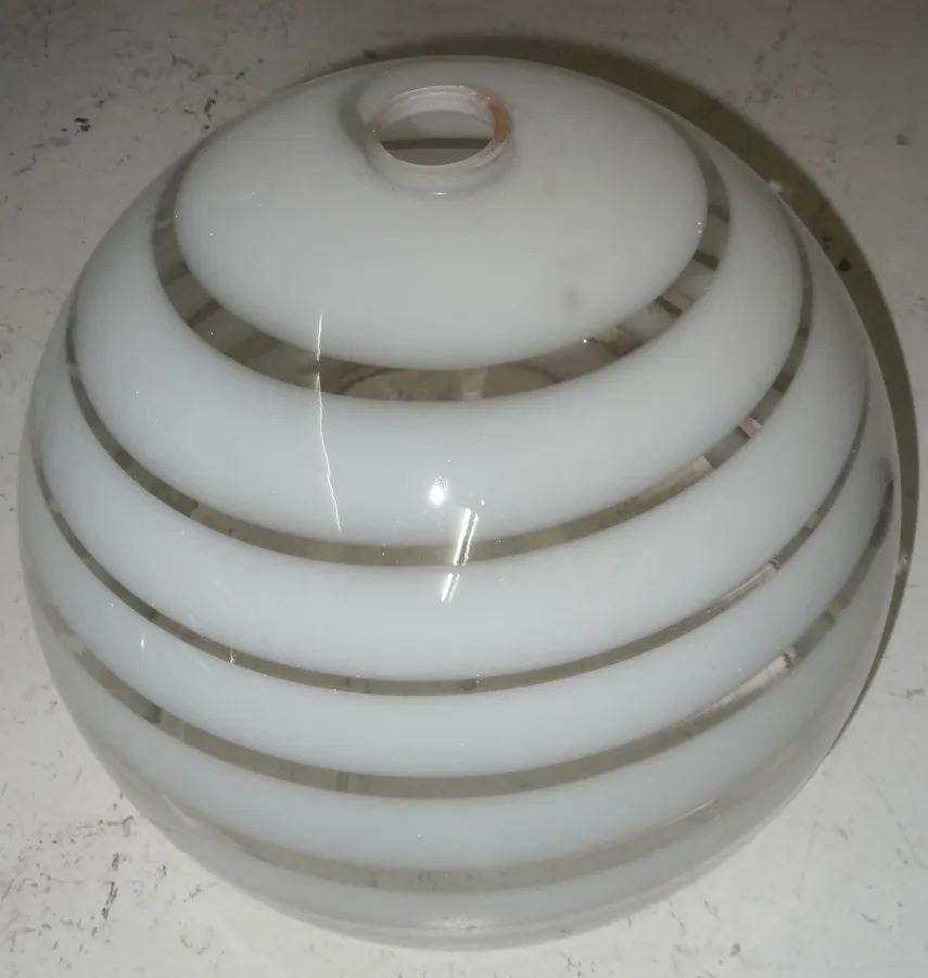 Lampada a sospensione antica con design sferico e strisce bianche.