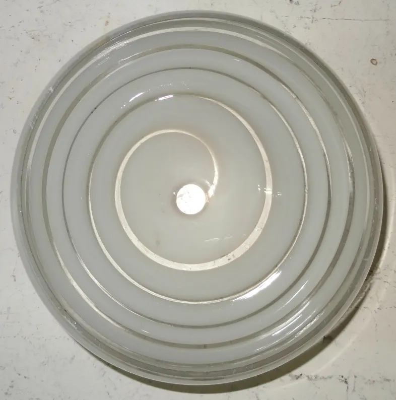 lampada a sospensione antica con design speciale e livelli a spirale, sospesa in un ambiente morbido