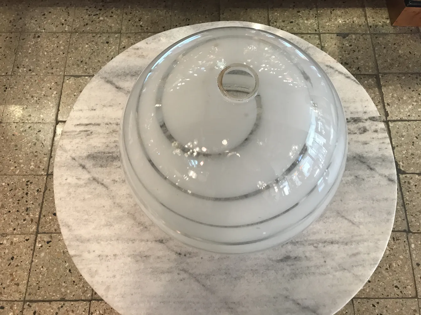 Antigua lámpara de techo con diseño único en un entorno elegante.