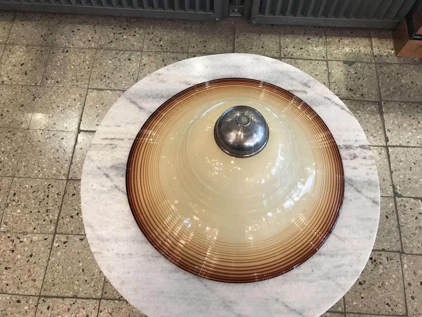 lampara de techo antigua con diseño clásico y tonos suaves