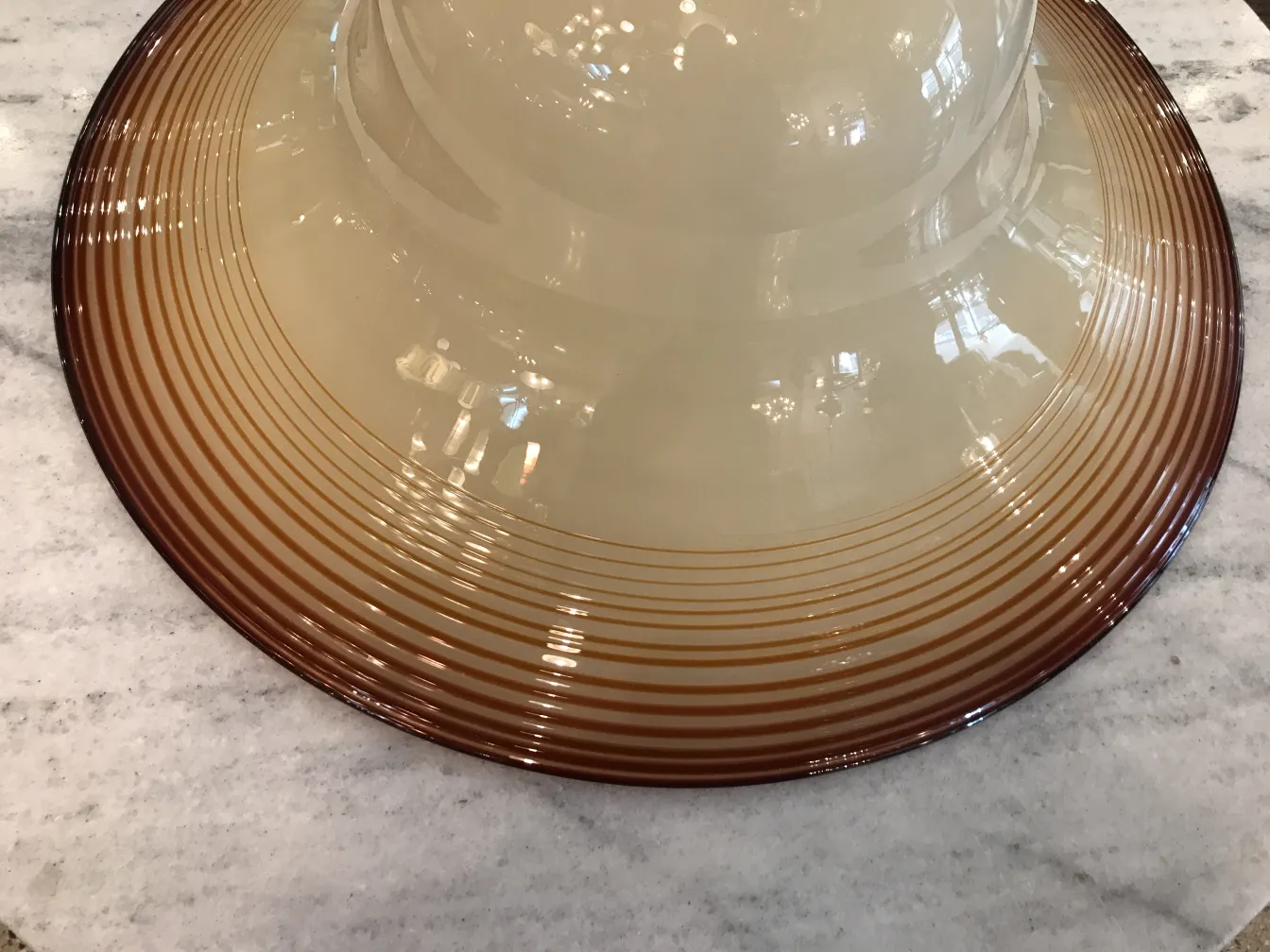 lampada a sospensione antica di forma tondeggiante in colori chiari