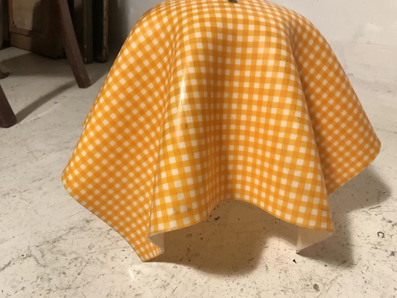 Luminária de teto antiga com design xadrez amarelo, decorativa.