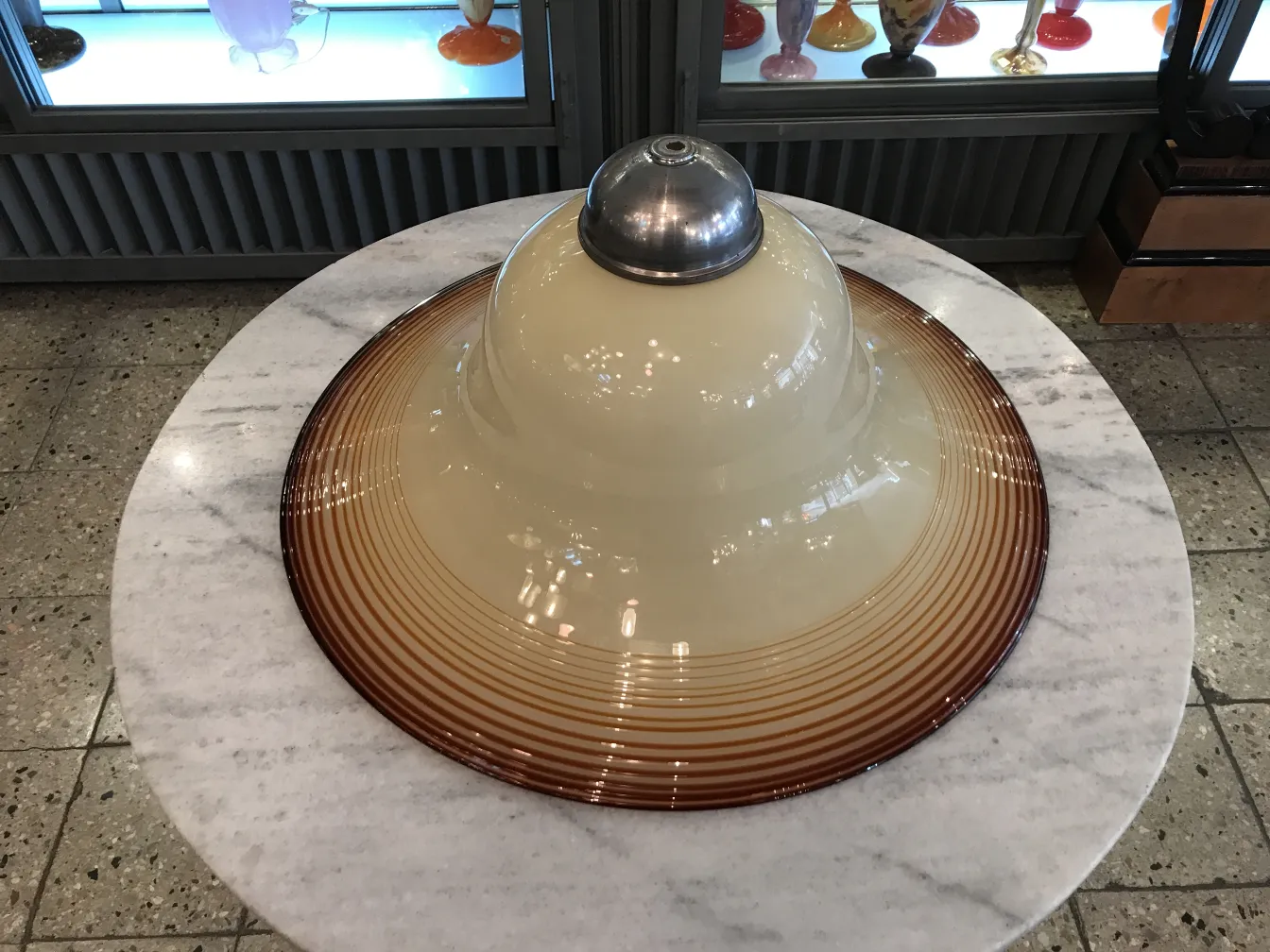 Antike Hängelampe mit elegantem Design, perfekt zur Dekoration.