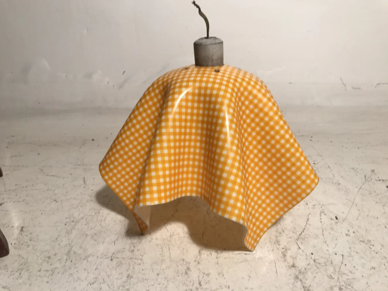 Lámpara de techo antigua con diseño colorido en un ambiente neutral.