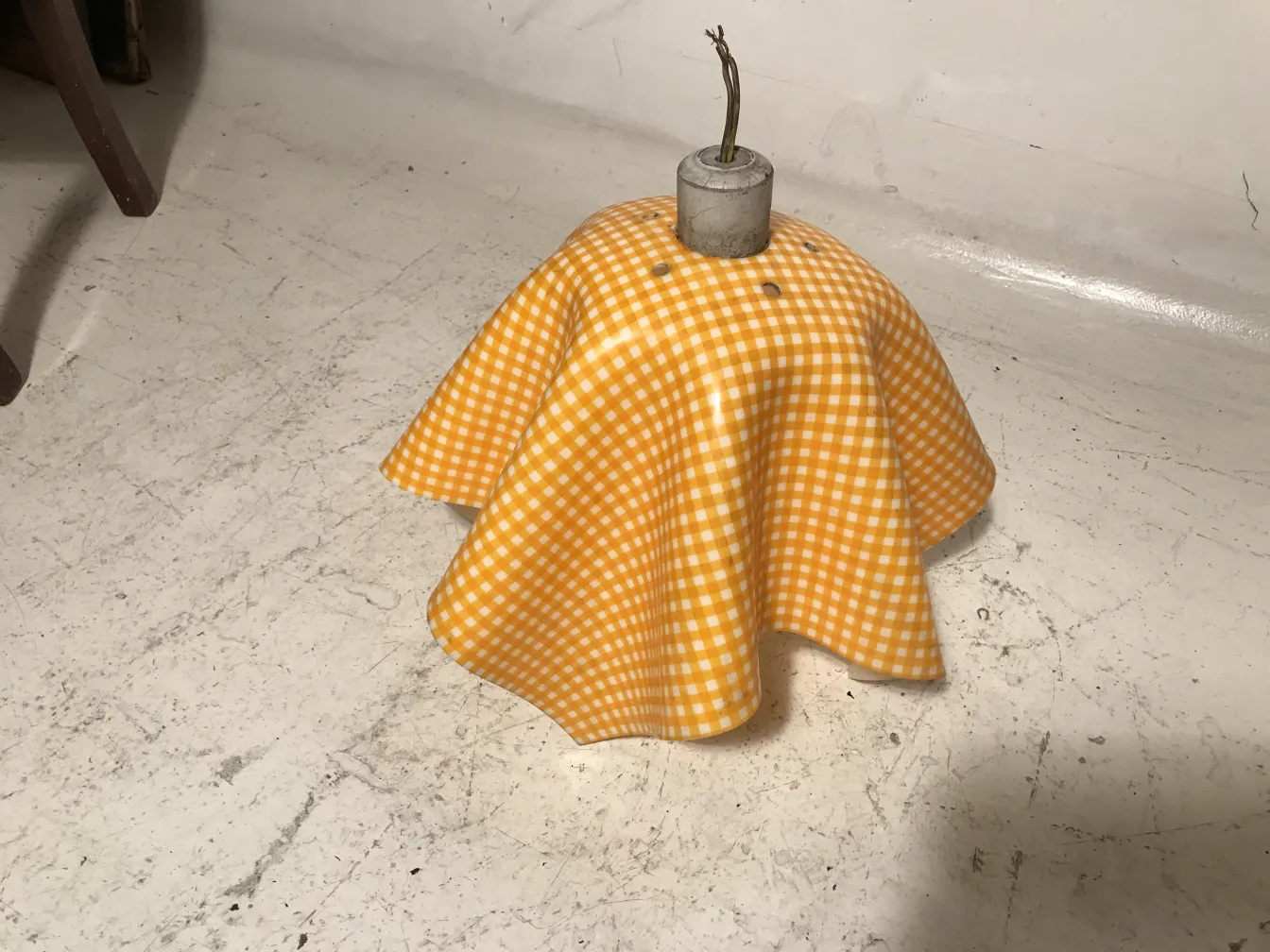 lâmpada de teto antiga coberta com tecido quadriculado amarelo, ambiente rústico