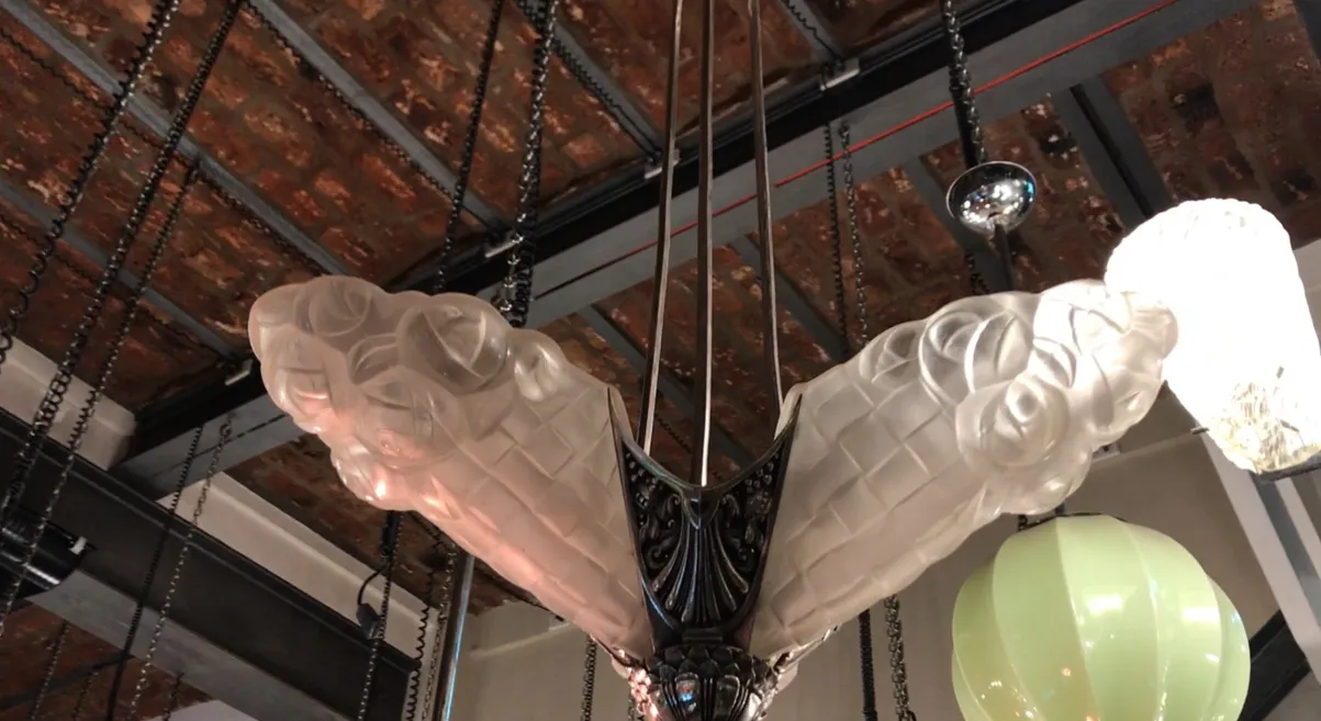 lampada a sospensione antica con design elegante e atmosfera calda