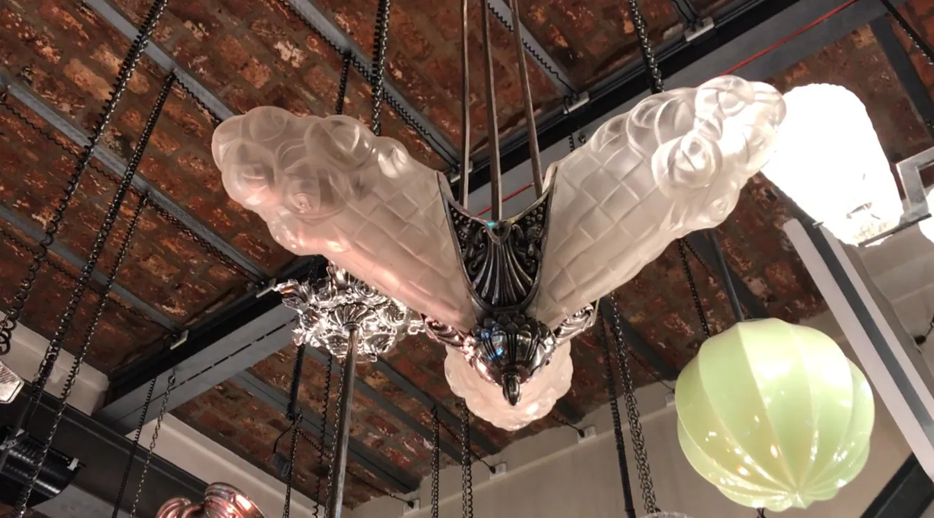 lampada a sospensione antica con design dettagliato