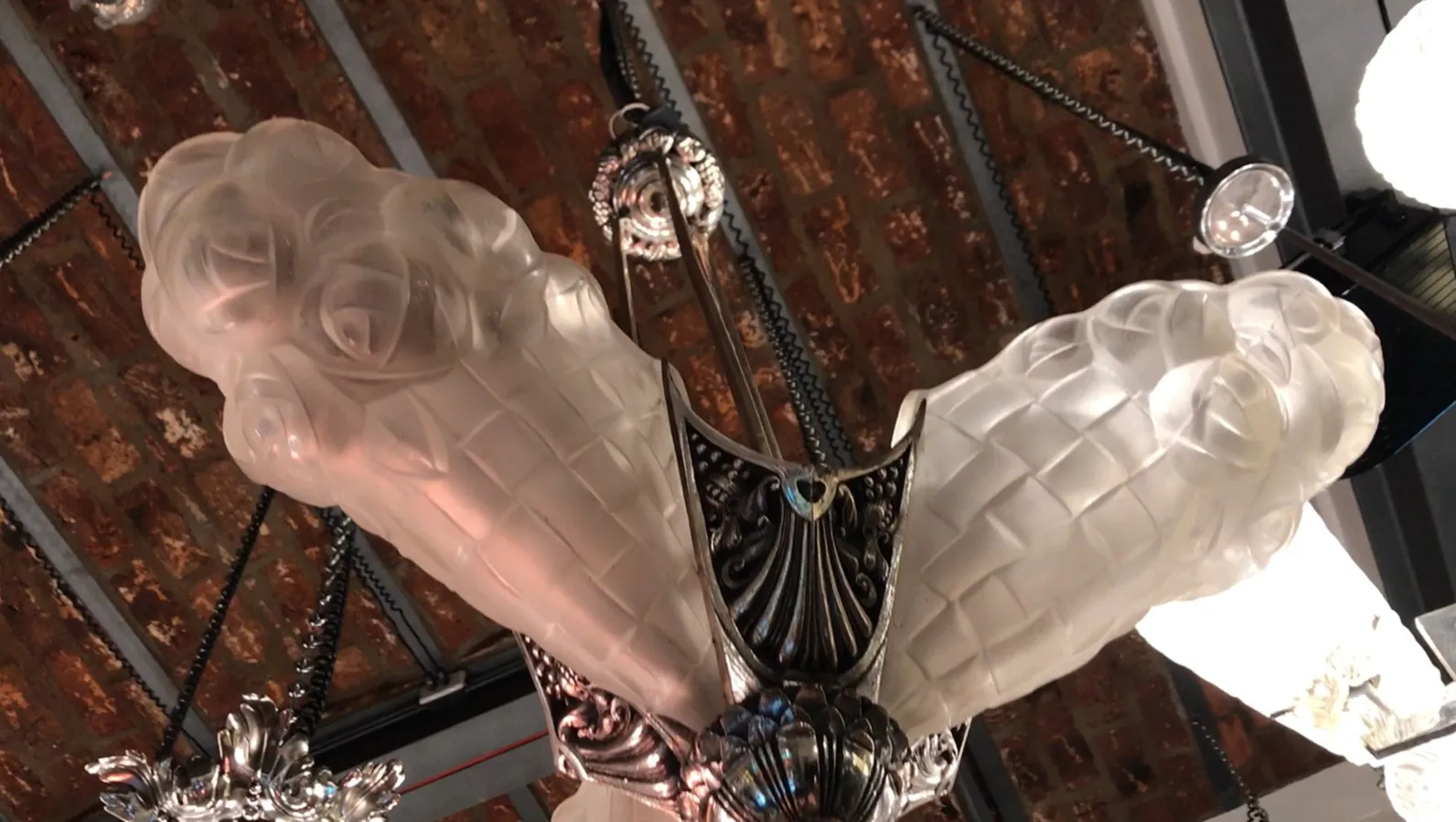 Lampada a sospensione antica di Degue con design elegante, forma unica che aggiunge stile classico agli interni.