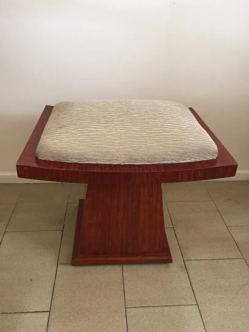 hocker mit hellem kissenbezug