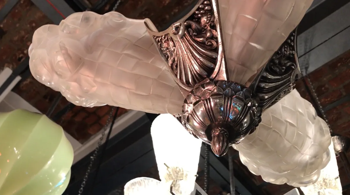 Lampada a sospensione antica Degue con tre luci e design decorativo.