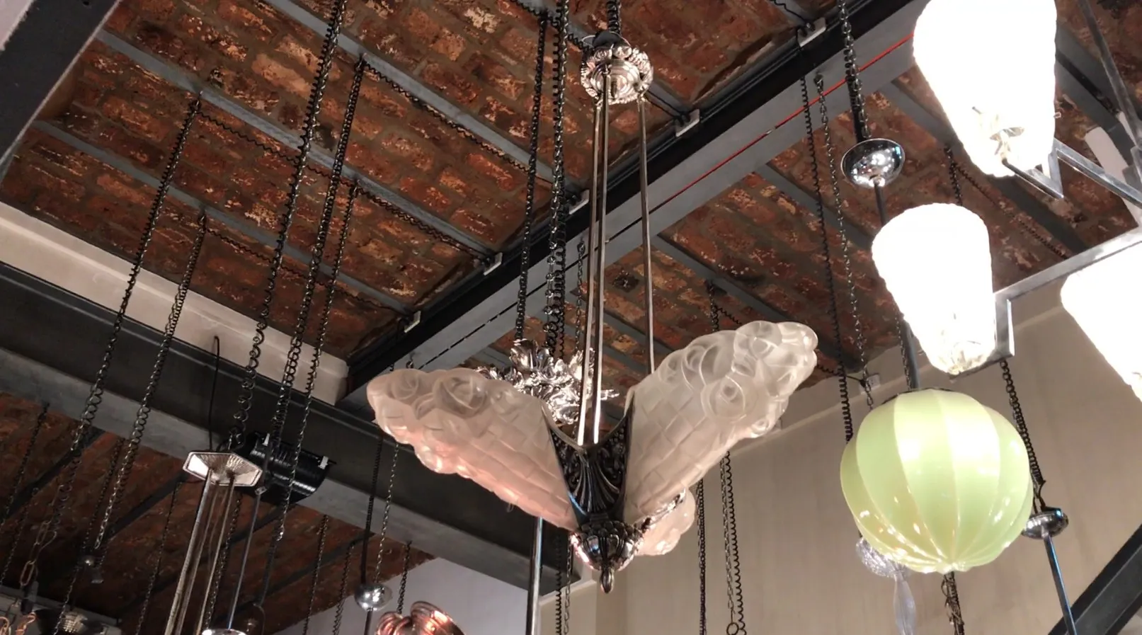 Lampada a sospensione antica Degue con design decorativo intricata, atmosfera elegante.