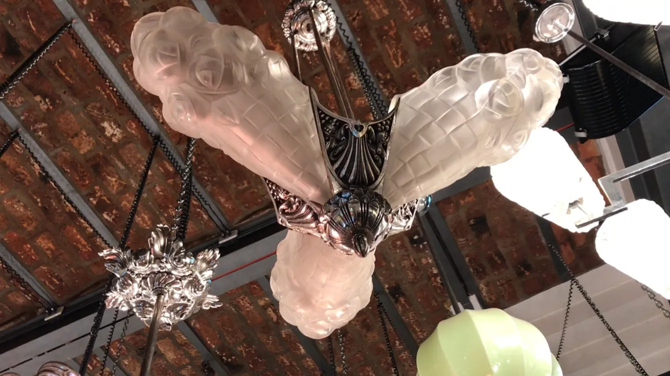 Lámpara de techo antigua Degue con detalles ornamentales, en un ambiente acogedor, rodeada de luces suaves