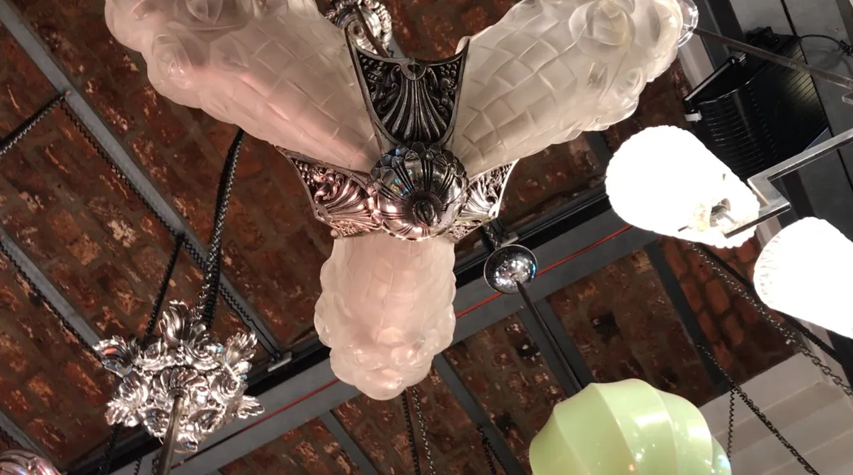 Lustre ancien de Degue avec un design élégant et complexe.