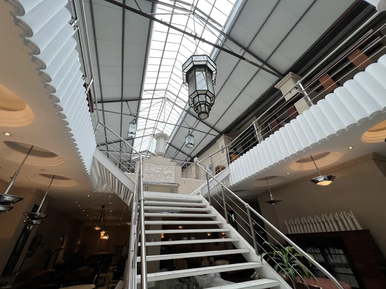 farola antiga decorativa pendurada em um ambiente moderno