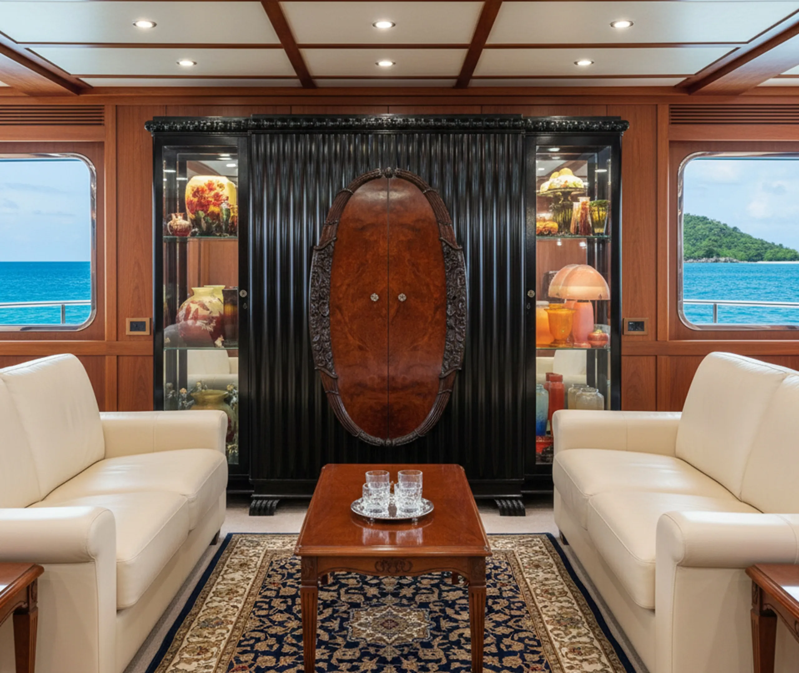 Vitrine ancienne avec étagères et décoration intérieure visibles, ambiance élégante, vue sur la mer