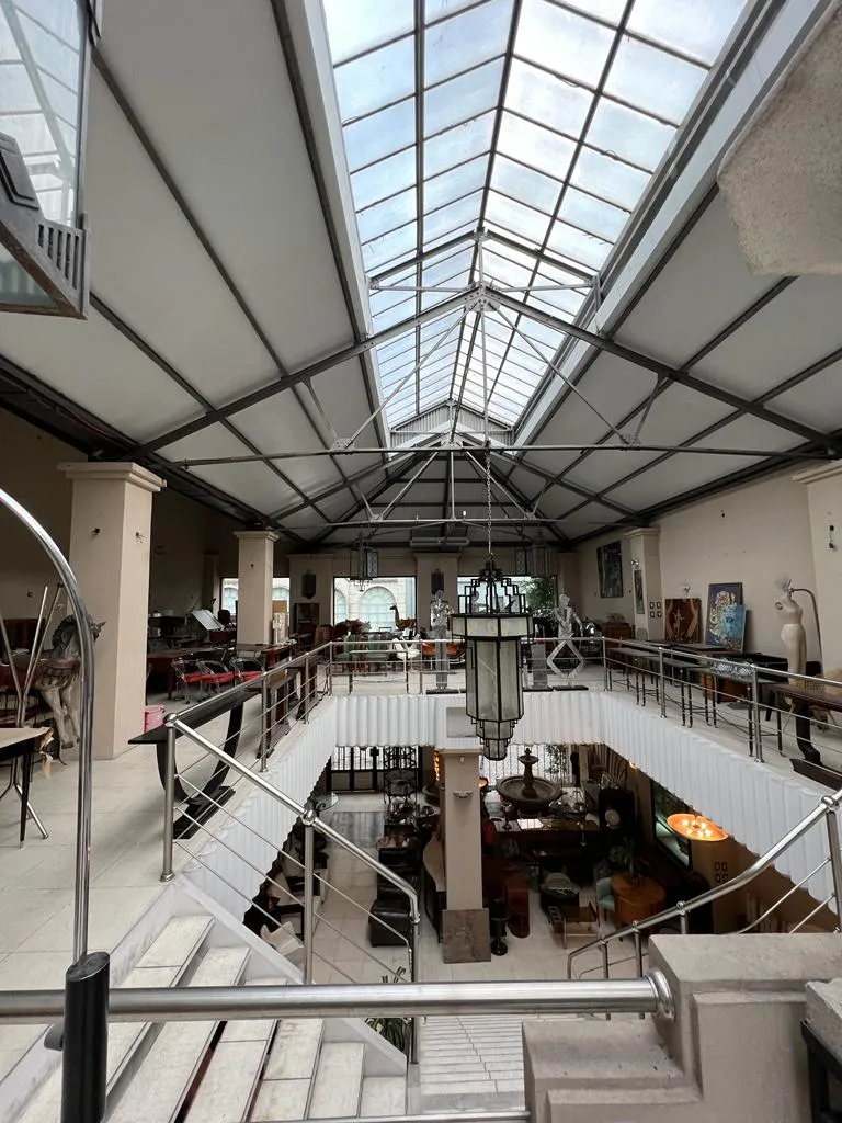 فانوس قديم معلق في مكان واسع ومشرق