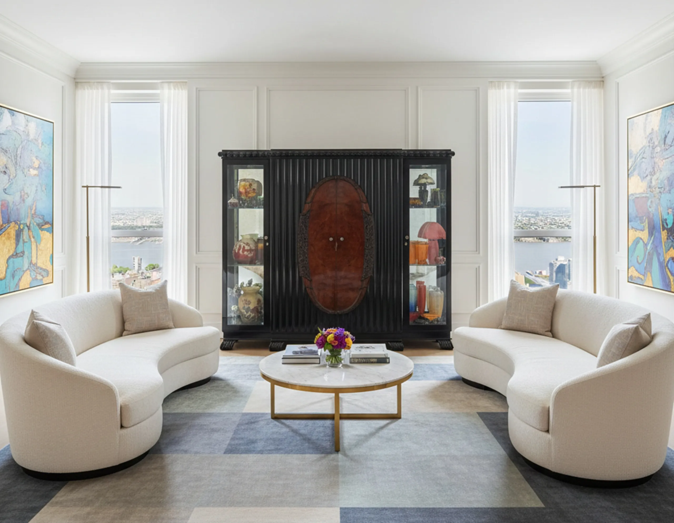 현대식 방에 있는 앤티크 진열장이 장식품을 전시하고 있습니다