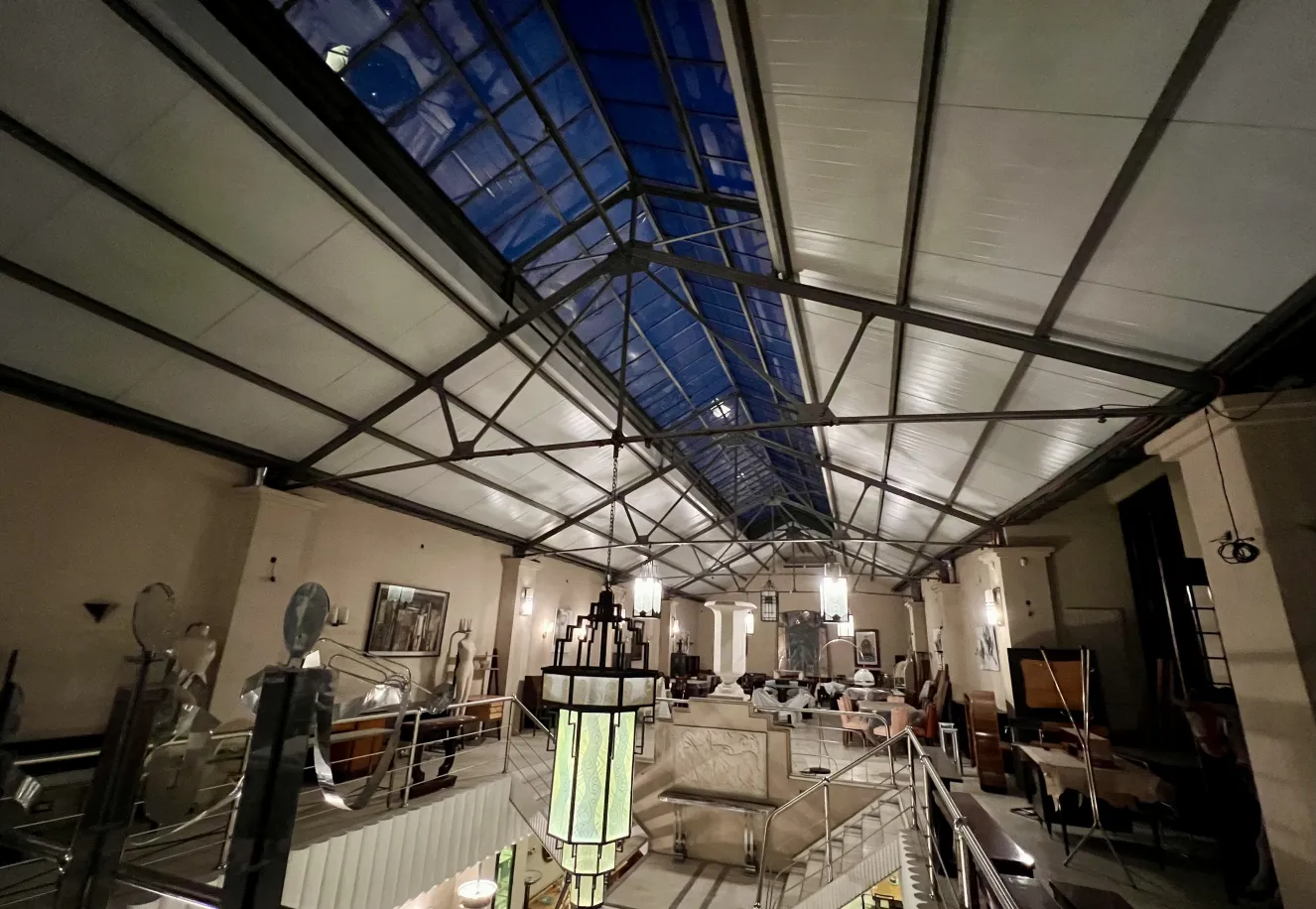 Elegante lanterna antica appesa in un ambiente antiquariato