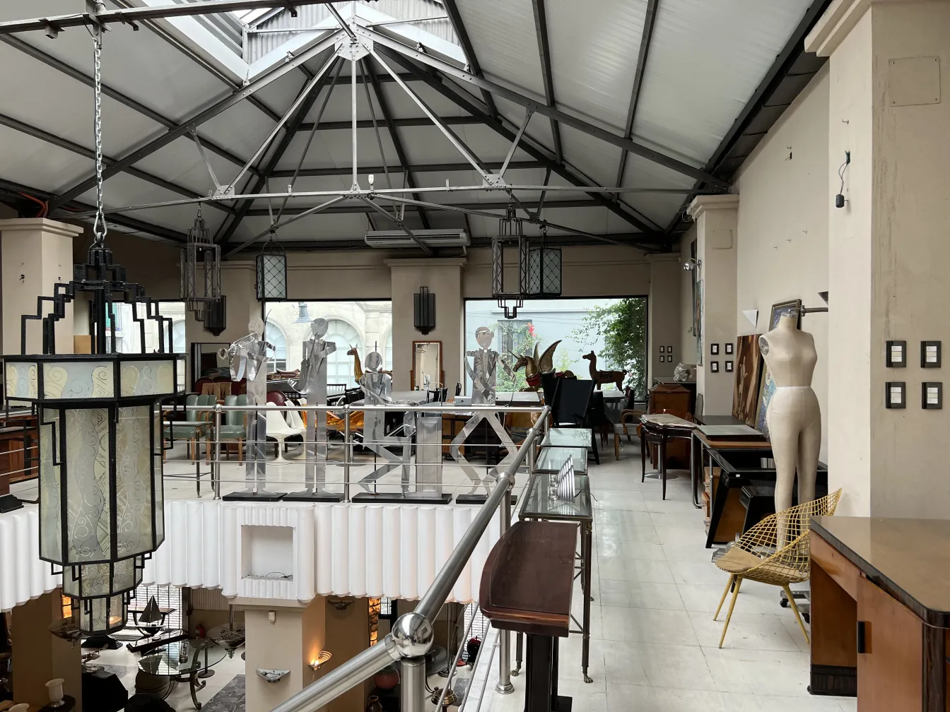 farola antiga pendente decorativa em uma loja de antiguidades