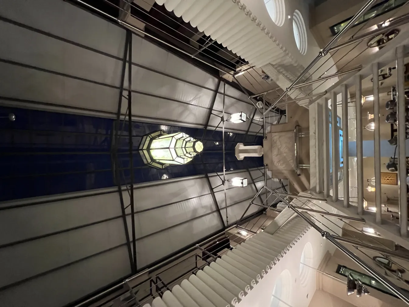 antike Glaskerze beleuchtet modernen Raum