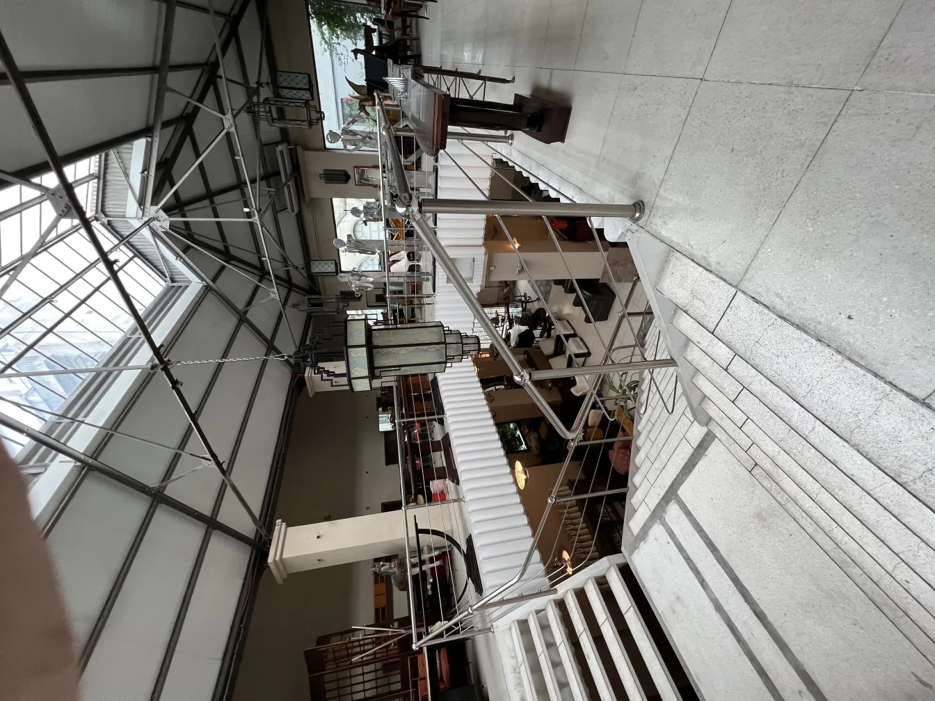 内部装飾にぴったりのエレガントなデザインの古いランタン。