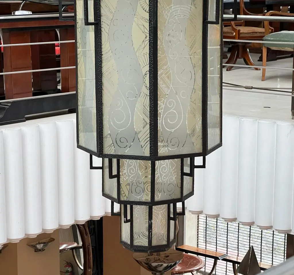farol antiguo de cristal decorativo, colgante en ambiente clásico